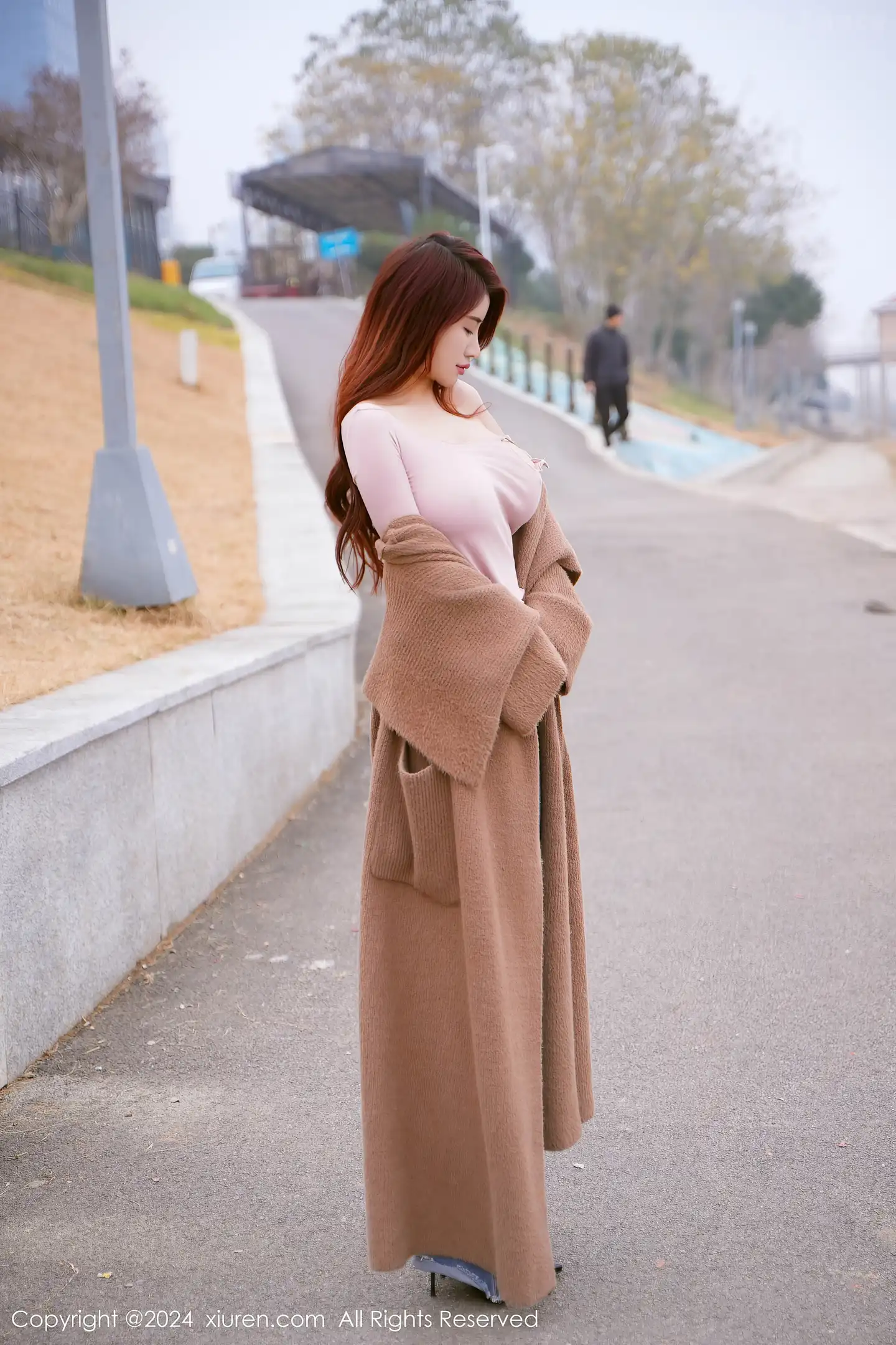 图片[3]-[XiuRen秀人网]VOL.8076 模特美七Mia户外性感粉色上衣配牛仔裤秀丰腴有致身材诱惑写真82P-秀人网官方网站